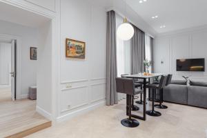 NEW! Luxury apartment in the CENTER of ODESSA overlooking Deribasovskaya str. LOW PRICE!