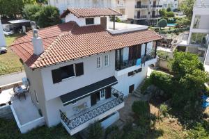 Τraditional fully detached villa on a luxurious hillock of Thessaloniki with its own garden also for family & wedding gatherings for 10 to 25 people only 15 minutes from airport