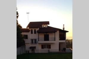 Τraditional fully detached villa on a luxurious hillock of Thessaloniki with its own garden also for family & wedding gatherings for 10 to 25 people only 15 minutes from airport