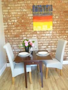 3 Entire Stunning & Cosy Apartments in same property, 4 Double Bedrooms, 3 Bathrooms, 3 Kitchens, Terrace