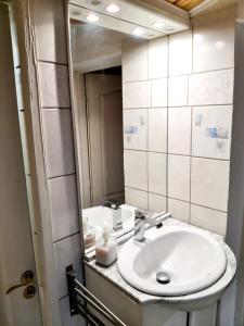 Appartements Appartement de 3 chambres avec piscine partagee jardin amenage et wifi a Berre les Alpes : photos des chambres