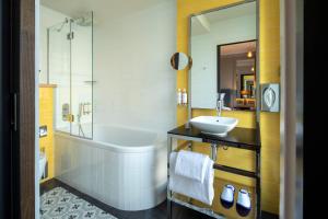 Superior Room with Spa access room in Les Matins de Paris & Spa
