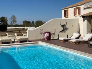 B&B / Chambres d'hotes Mas Lou Caloun - Chambre d'Hote face a la piscine en Camargue - Les Saintes Maries de la Mer : photos des chambres