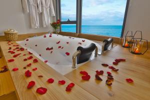 Black Sea Suite with Spa Bath room in Peerless Villas Hotel