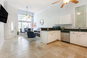 Hosteeva Modern Condo Steps to St Charles Ave & Close to FQ