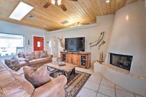 Lake Havasu Home: Heated Pool & Golf Course Views