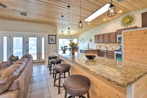 Lake Havasu Home: Heated Pool & Golf Course Views