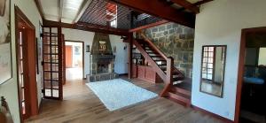 Chácara com Wi-Fi, churrasqueira e lazer em Cunha