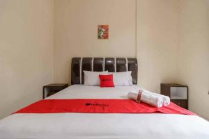 RedDoorz near RS Adam Malik Medan 2