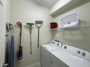Six-Bedroom House room in Windsor at Westside 18011