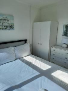 2 Storey 3 Bedroom Chalet -Outdoor Swimming Pool - sleeps up to 6 - 5 min walk to the Beach, near Broads and Great Yarmouth