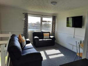 2 Storey 3 Bedroom Chalet -Outdoor Swimming Pool - sleeps up to 6 - 5 min walk to the Beach, near Broads and Great Yarmouth