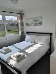 2 Storey 3 Bedroom Chalet -Outdoor Swimming Pool - sleeps up to 6 - 5 min walk to the Beach, near Broads and Great Yarmouth