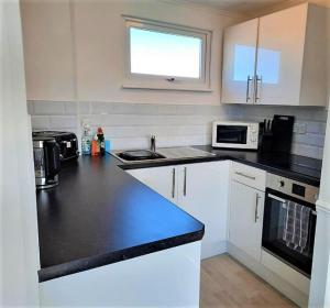 2 Storey 3 Bedroom Chalet -Outdoor Swimming Pool - sleeps up to 6 - 5 min walk to the Beach, near Broads and Great Yarmouth