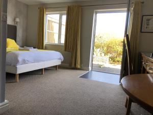 King Room with Roll-In Shower - Disability Access room in The Kellbank