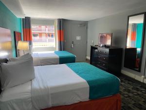 Queen Room with Two Queen Beds - Smoking room in Clarion Inn AC