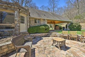 40-Acre Mtn-View Retreat with Hot Tub in Banner Elk!