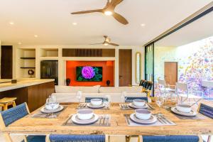 Gorgeous Flowy Space with Wrap-around Private Pool