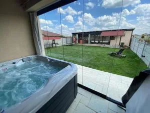 Sia & Sophie 's House - Borş