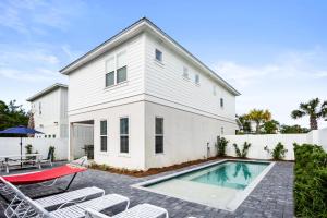 Holiday Home room in New Luxury Home! New Private Pool! Gated Community!