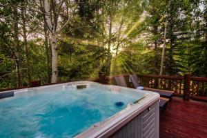Six-Bedroom Holiday Home room in Nightstar - Charming Rustic Cabin w Large Balcony & Sauna