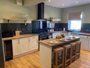 Regent Retreat, Llangollen - 8 bedrooms, 7 bathrooms, games rooms, Sky TV, parking