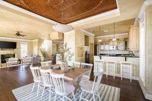 Six-Bedroom Holiday Home room in Florence - Villa Steps from Beach w Pool & Spa
