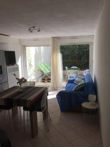 T2 de 33 m2 plus terrasse de 20m2 vue sur mer climatisé à 10 secondes chrono à pied de la plage , mer et sentier du littoral Résidence marina cap négre Six-Fours-les-Plages