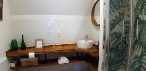 B&B / Chambres d'hotes Aux Couleurs d'Esteil : Chambre Double avec Salle de Bains Privative Extérieure