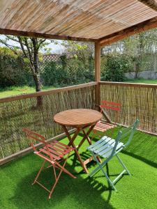 Maisons de vacances Maison Les Noces de Feu au Puy du Fou - StayinVendee : photos des chambres