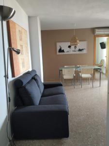 Apartamento Con Preciosas Vistas Al Mar,WIFI y piscina de temporada