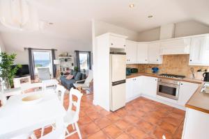 Fishermans Cottage Stunning Two Bedroom with Views close to town