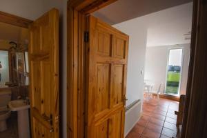 Fishermans Cottage Stunning Two Bedroom with Views close to town