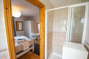 Fishermans Cottage Stunning Two Bedroom with Views close to town