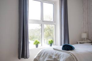 Fishermans Cottage Stunning Two Bedroom with Views close to town