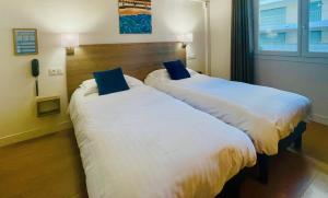 Economy Twin Room room in Hotel Courbet