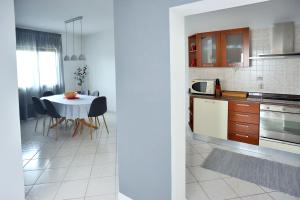 Family Apartment Vinja - privat garden - whirlpool