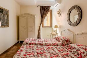 Rome right in the ancient historical center two bedrooms two bath, Up to 6 pax