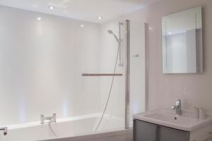 Kensington Chapel Apartment Bath