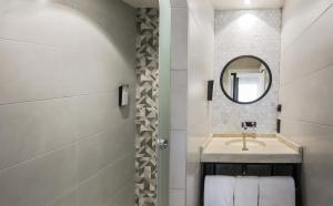 Hotels Campanile Smart Lyon Est - Eurexpo Bron Aviation : Chambre Triple avec 1 Lit Double et 1 Lit Simple - Nouvelle Génération