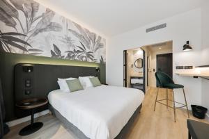 Hotels Campanile Smart Lyon Est - Eurexpo Bron Aviation : Chambre Quadruple avec 1 Lit Double et 2 Lits Simples – Nouvelle Génération