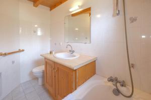 Chalet Himalaya , 10 Person Chalet with 5 ensuite bedrooms and outdoor jacuzzi in Meribel Centre
