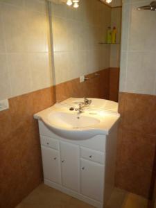 beach 400mtr, top of mountain with spectacular surround view 200mtr