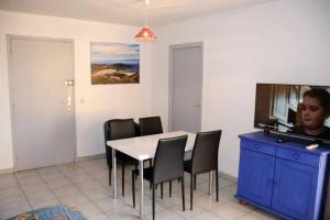 Appartements T3 familial avec acces direct a la plage. : photos des chambres