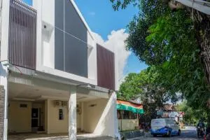 RedDoorz near Ambarrukmo Plaza Mall - Seturan