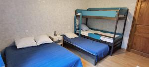 Maisons de vacances Loue haut de villa au calme piscine jardin arbore : photos des chambres