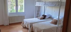 Maisons de vacances Loue haut de villa au calme piscine jardin arbore : photos des chambres