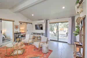 Modern Joshua Tree Bungalow with Fire Pit and BBQ!