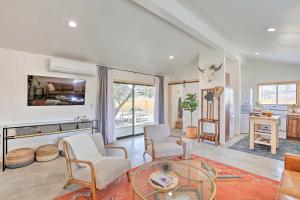 Modern Joshua Tree Bungalow with Fire Pit and BBQ!