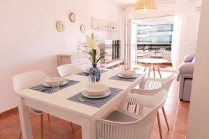 Apartamento nuevo junto a la playa , vistas al mar